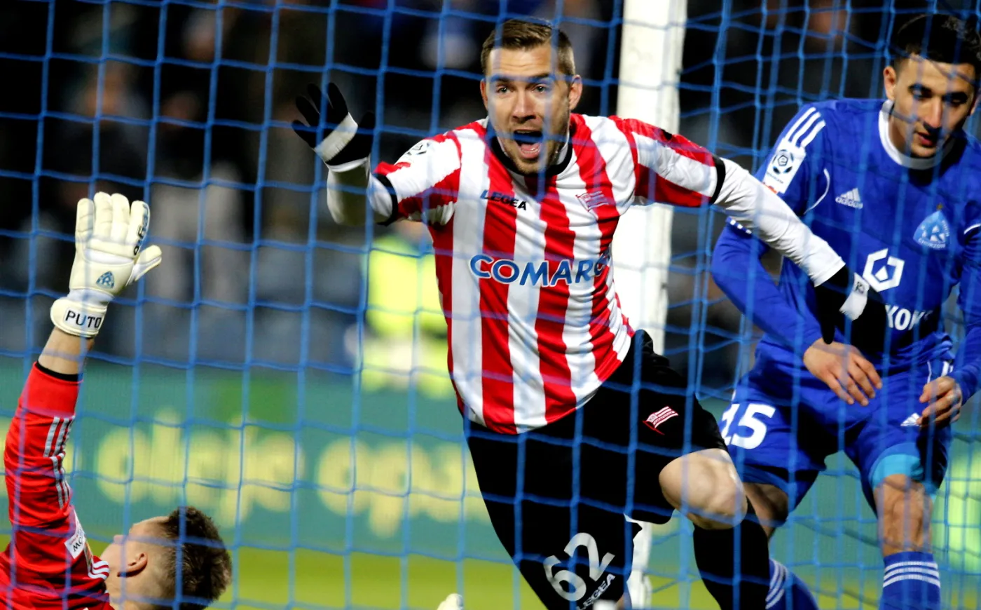 Piłkarz Cracovii Erik Jendrisek (C) cieszy się z gola podczas meczu polskiej Ekstraklasy z Ruchem Chorzów