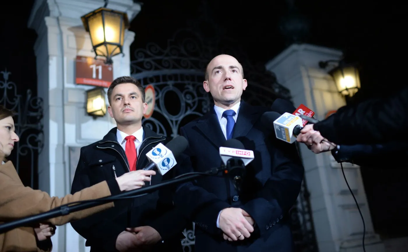 Borys Budka i Arkadiusz Myrcha w czasie nocnej konferencji prasowej