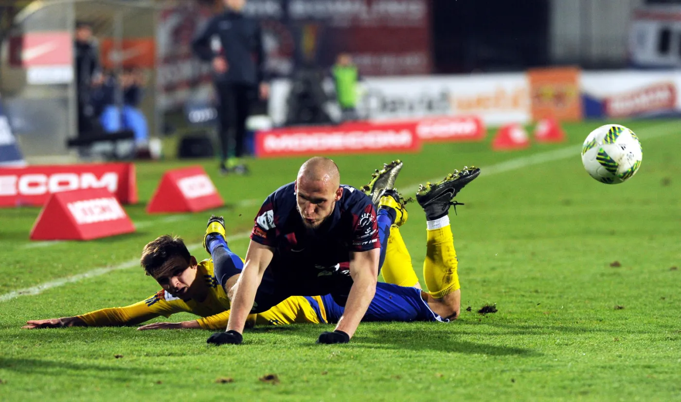 Piłkarz Pogoni Szczecin Jarosław Fojut (góra) i Patryk Lipski (dół) z Ruchu Chorzów