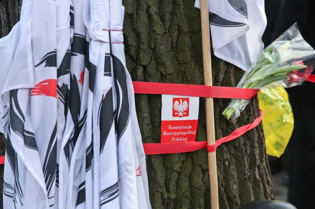 "Cała Polska broni Trybunału Konstytucyjnego". KOD przed siedzibą TK. GALERIA