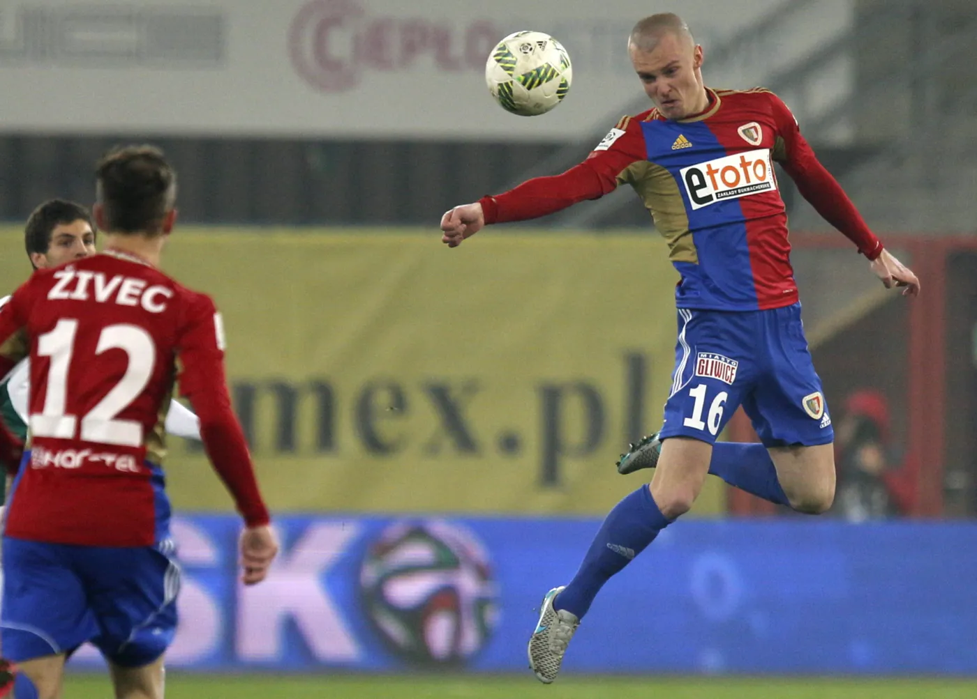 Piłkarze Piasta Gliwice Martin Nespor (P) i Sasa Zivec (L), podczas meczu ekstraklasy piłkarzy przeciwko Śląskowi Wrocław