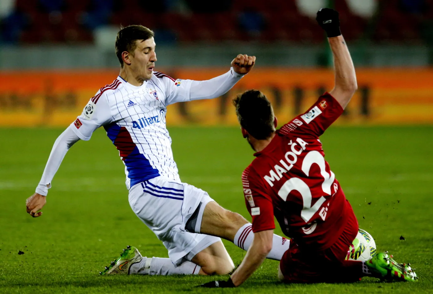 Piłkarz Górnika Zabrze Sebastian Steblecki (L) i Mario Maloca (P) z Lechii Gdańsk