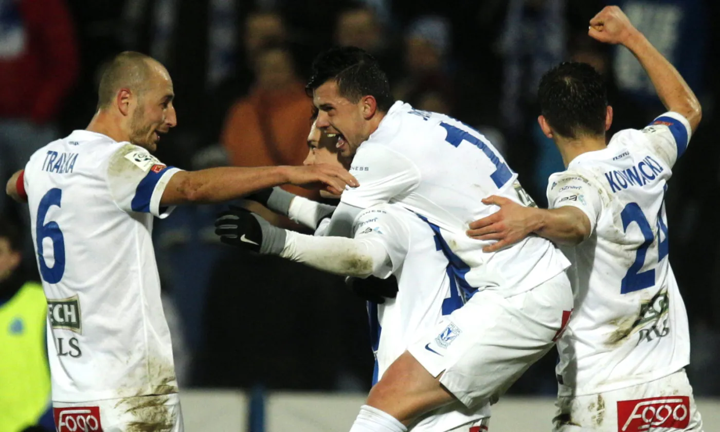 Zawodnicy Lecha Poznań (od lewej): Łukasz Trałka, Maciej Gajos, Darko Jevtic i Dawid Kownacki cieszą się z bramki zdobytej przez Gajosa, podczas meczu Ekstraklasy piłkarzy przeciwko Ruchowi Chorzów