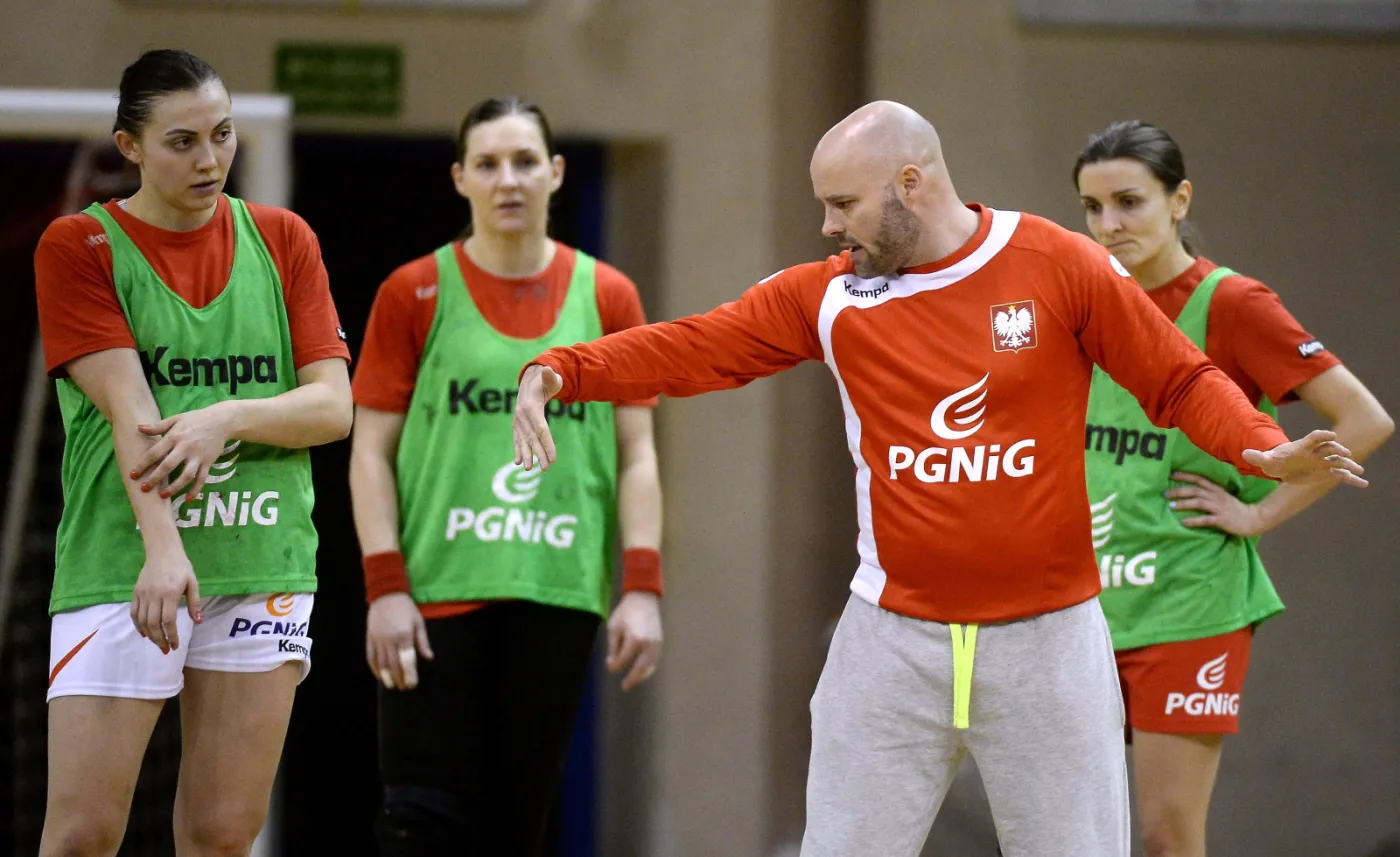 Selekcjoner reprezentacji Polski piłkarek ręcznych Kim Rasmussen podczas treningu kadry