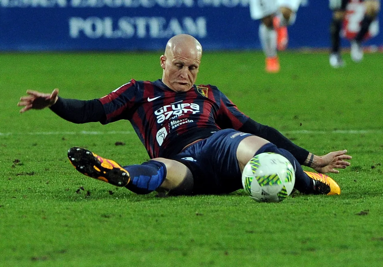 Zawodnik Pogoni Szczecin Jakub Czerwiński przy piłce podczas meczu polskiej Ekstraklasy z Cracovią