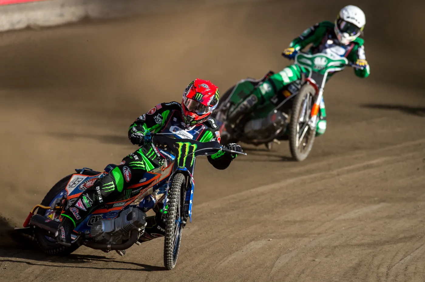 Duńczyk Niels Kristian Iversen (kask biały) z drużyny Boll Team i Amerykanin Greg Hancock (kask czerwony) z drużyny Monster Energy Team, podczas zawodów pierwszej rundy mistrzostw par żużlowych Speedway Best Pairs Cup 2016