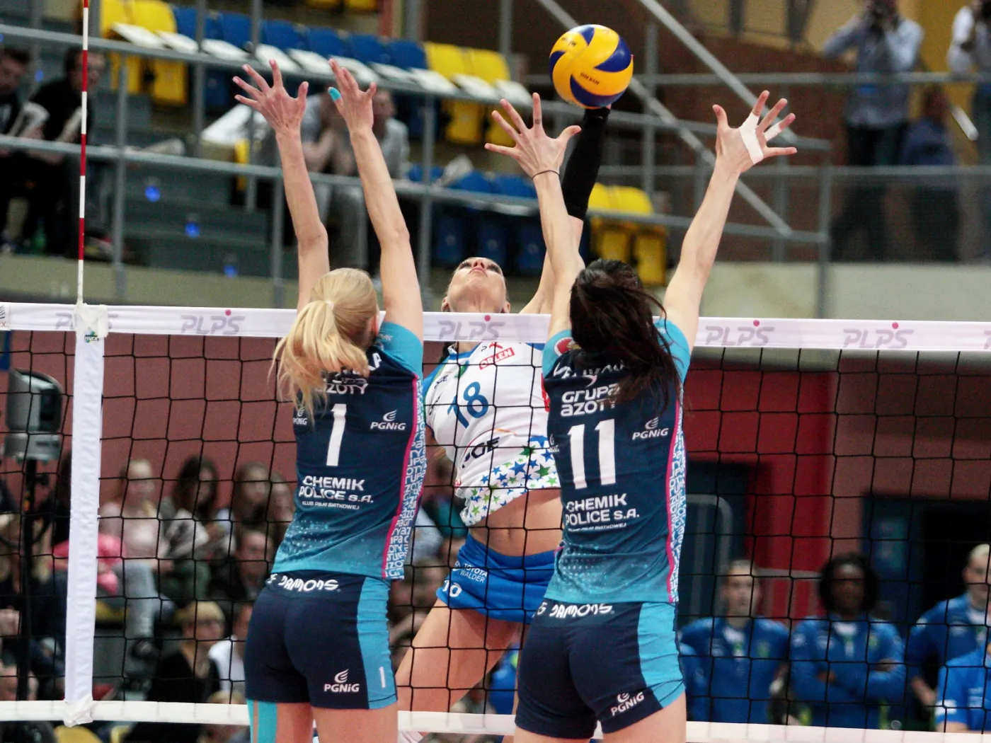Zawodniczki Chemika Police Maja Tokarska (L) i Stefana Veljkovic (P) oraz Katarzyna Zaroślińska (C) z PGE Atom Trefl Sopot, podczas meczu finałowego Pucharu Polski w siatkówce kobiet
