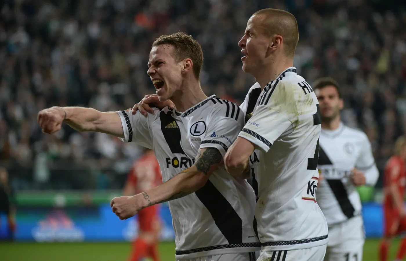 Piłkarze Legii Warszawa Ondrej Duda (L) i Adam Hlousek (P) cieszą się ze zdobytej bramki, podczas meczu Ekstraklasy piłkarzy przeciwko Lechii Gdańsk