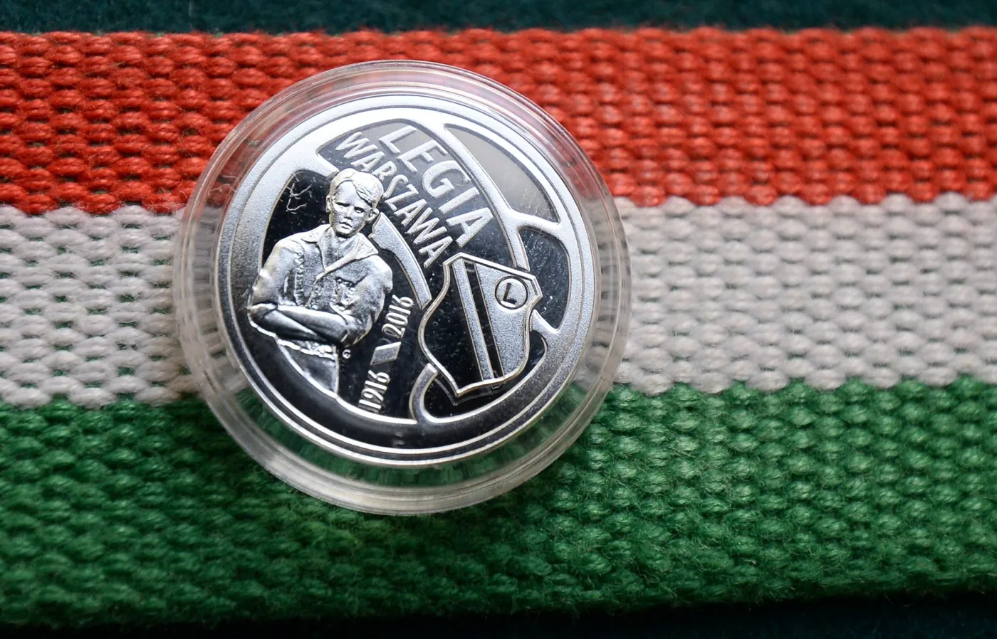 Srebrna moneta kolekcjonerska o nominale 5 zł upamiętniająca klub Legii Warszawa znalazła się w sprzedaży