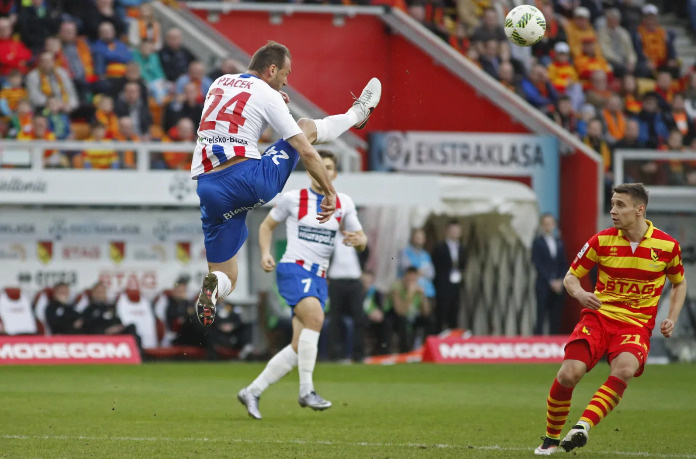 Zawodnik Jagiellonii Białystok Przemysław Frankowski (P) i Józef Piecek (L) z Podbeskidzia Bielsko-Biała 
