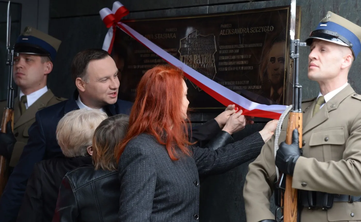 Prezydent Andrzej Duda (2L) oraz bliscy Władysława Stasiaka i Aleksandra Szczygły,