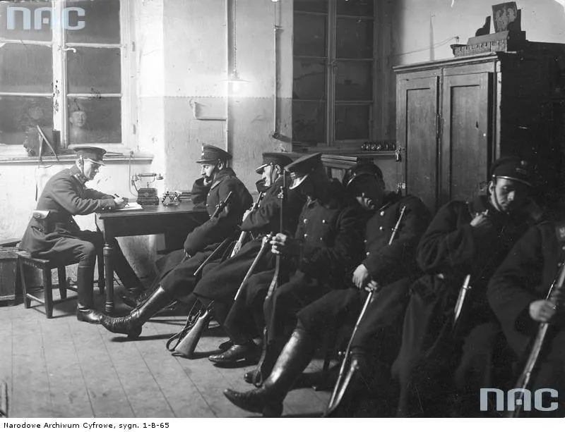 8941840-przedwojenni-polscy-policjanci.jpg