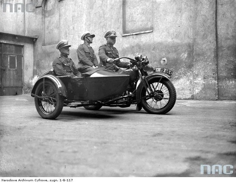 8941957-przedwojenni-polscy-policjanci.jpg