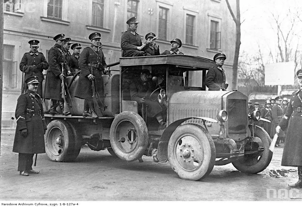 8942132-przedwojenni-polscy-policjanci.jpg