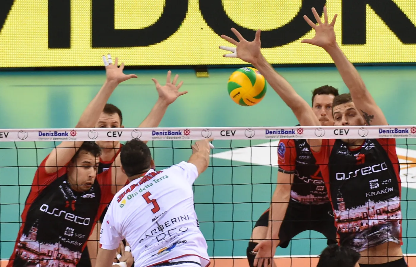 Zawodnicy Asseco Resovii Rzeszów Fabian Drzyzga (L) i Dmytro Pashytskyy (P) blokują po ataku Osmany Juantorena-Portuondo (C) z Cucina Lube Civitanova podczas meczu o trzecie miejsce w turnieju Final Four Ligi Mistrzów siatkarzy rozgrywanego w Tauron Arenie Kraków