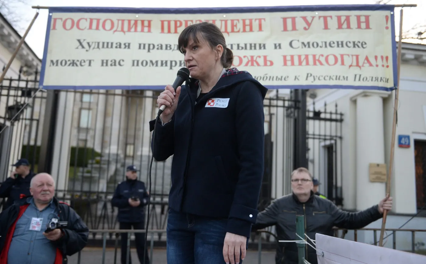 Ewa Stankiewicz przed ambasadą Rosji