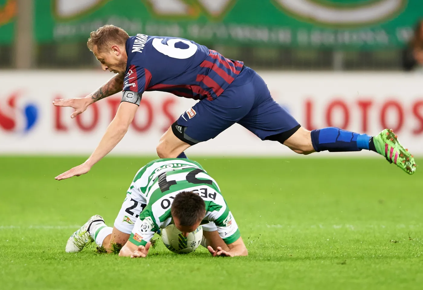 Piłkarz Lechii Gdańsk Sławomir Peszko (leży) i Rafał Murawski (wyżej) z Pogoni Szczecin, podczas meczu Ekstraklasy 