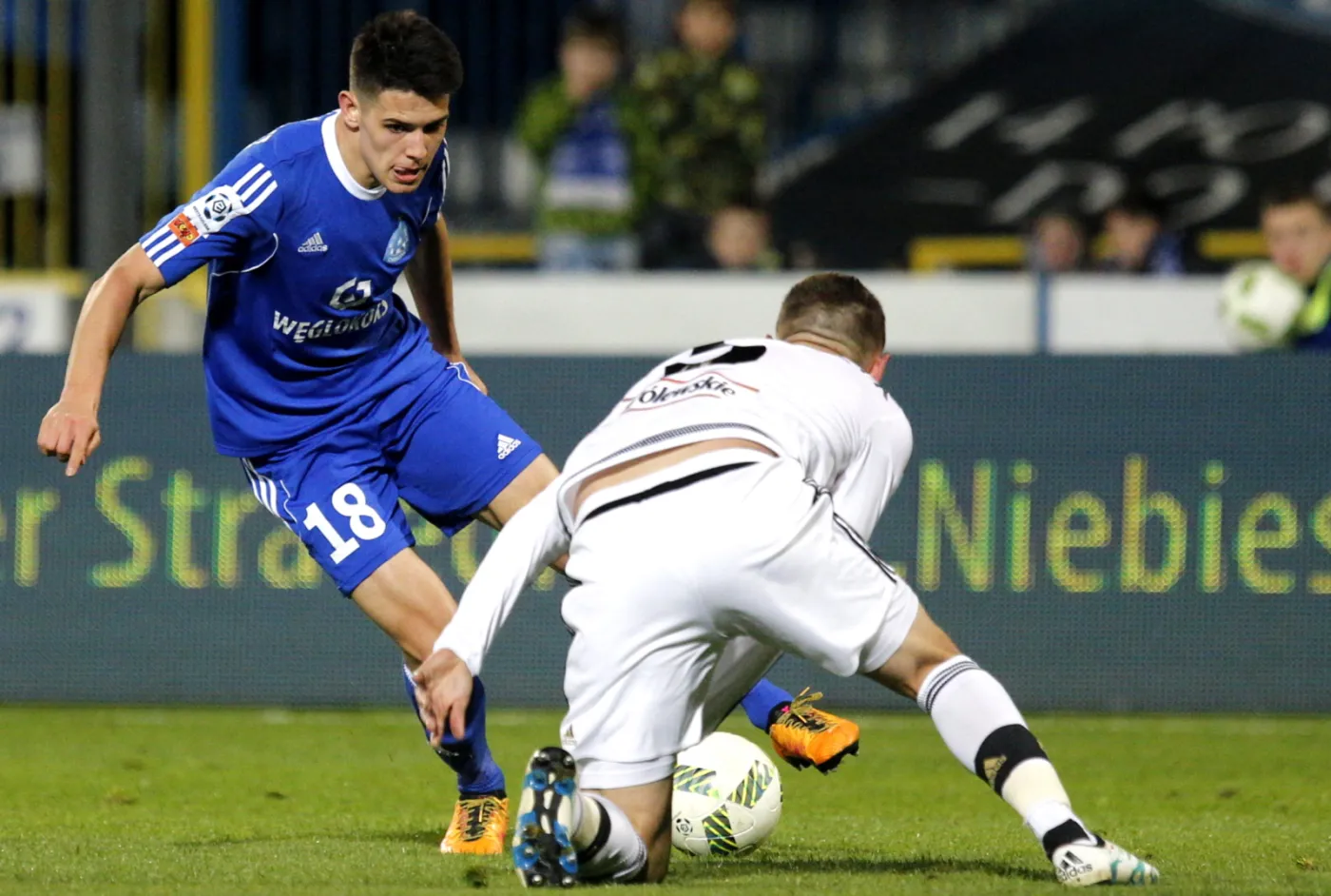 Zawodnik Ruchu Chorzów Mariusz Stępiński (L) i Artur Jędrzejczyk (P) z Legii Warszawa, podczas meczu Ekstraklasy