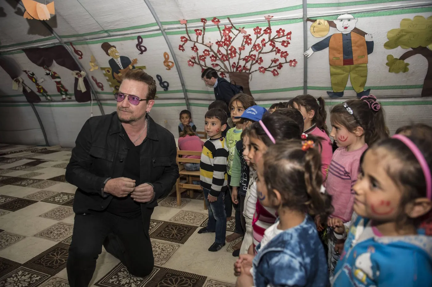 8955946-bono-podczas-spotkania-z-dziecmi.jpg