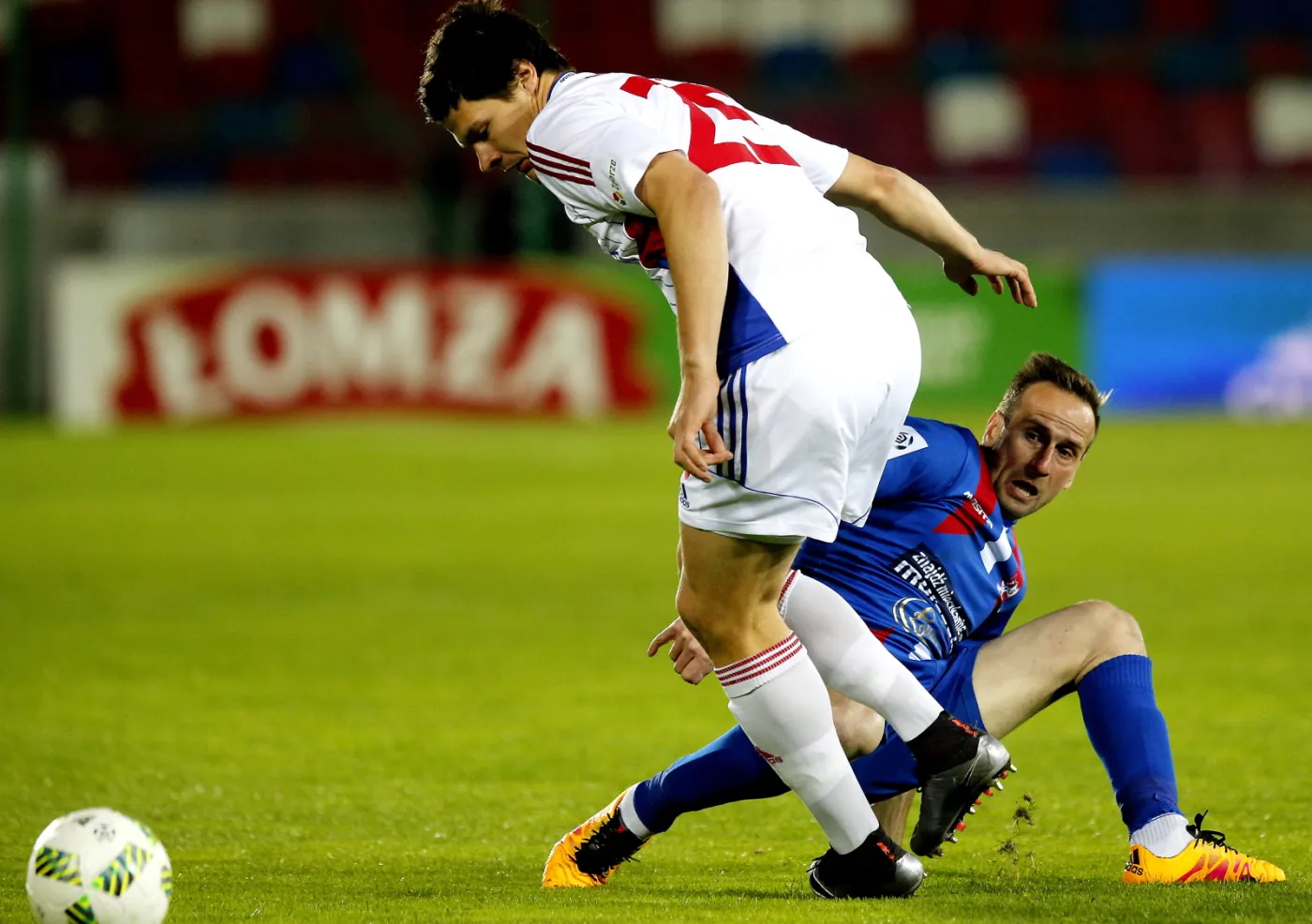 Zawodnik Górnika Zabrze Marcis Oss (L) i Marek Sokołowski (P) z Podbeskidzia Bielsko-Biała podczas meczu grupy spadkowej polskiej Ekstraklasy
