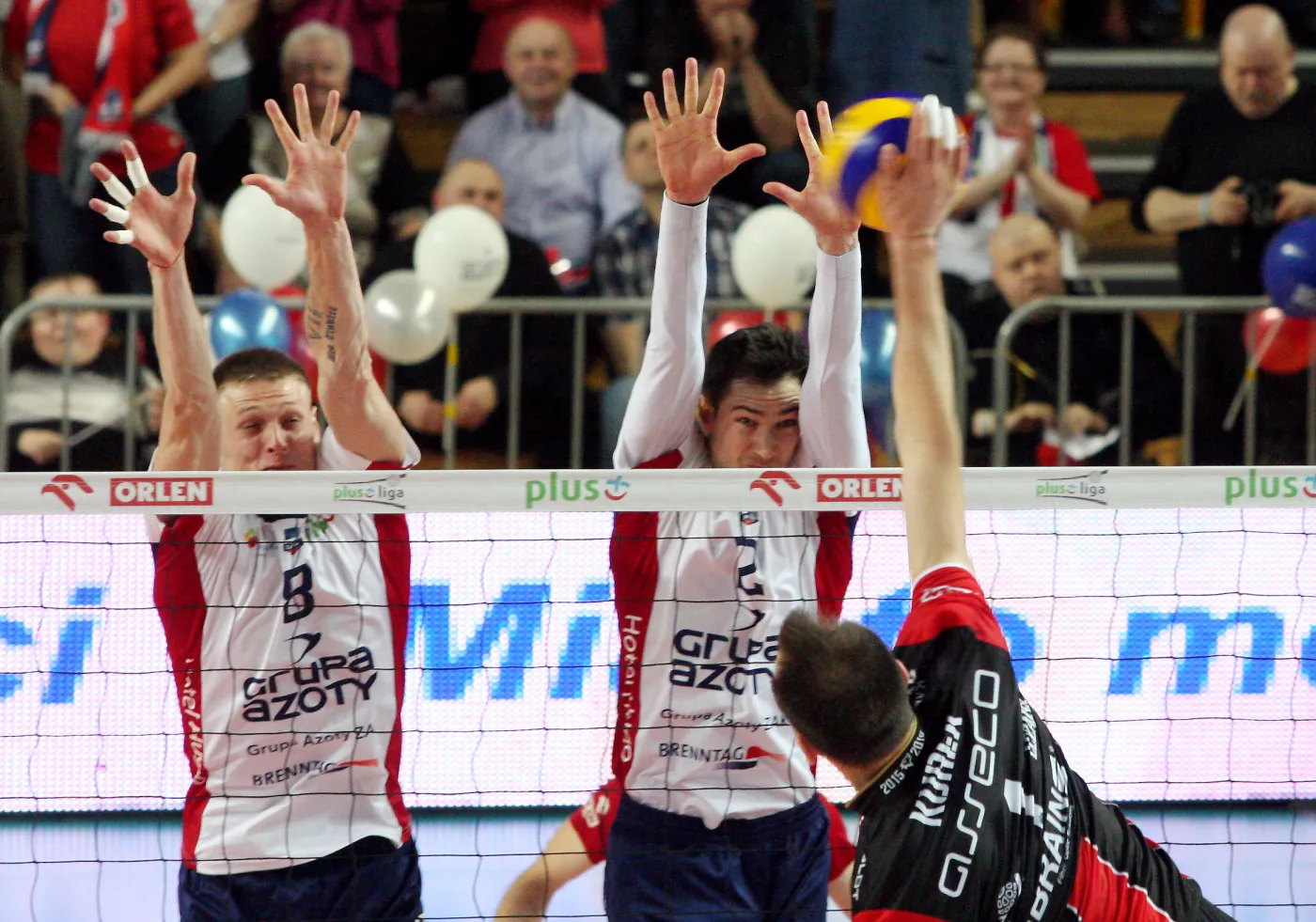 Siatkarze Zaksy Kędzierzyn-Koźle Kevin Tillie (C) i Jurij Gladyr (L) oraz Bartosz Kurek (P) z Asseco Resovii Rzeszów podczas pierwszego meczu finałowego Ekstraklasy