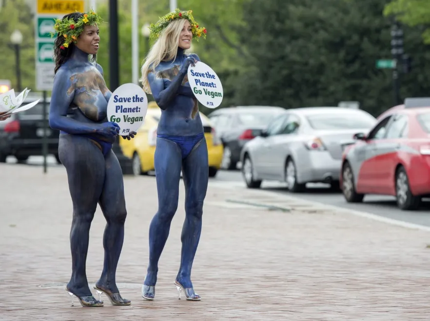 Co za poświęcenie! Aktywistki PETA wyszły nago na ulicę z okazji Dnia Ziemi. FOTO