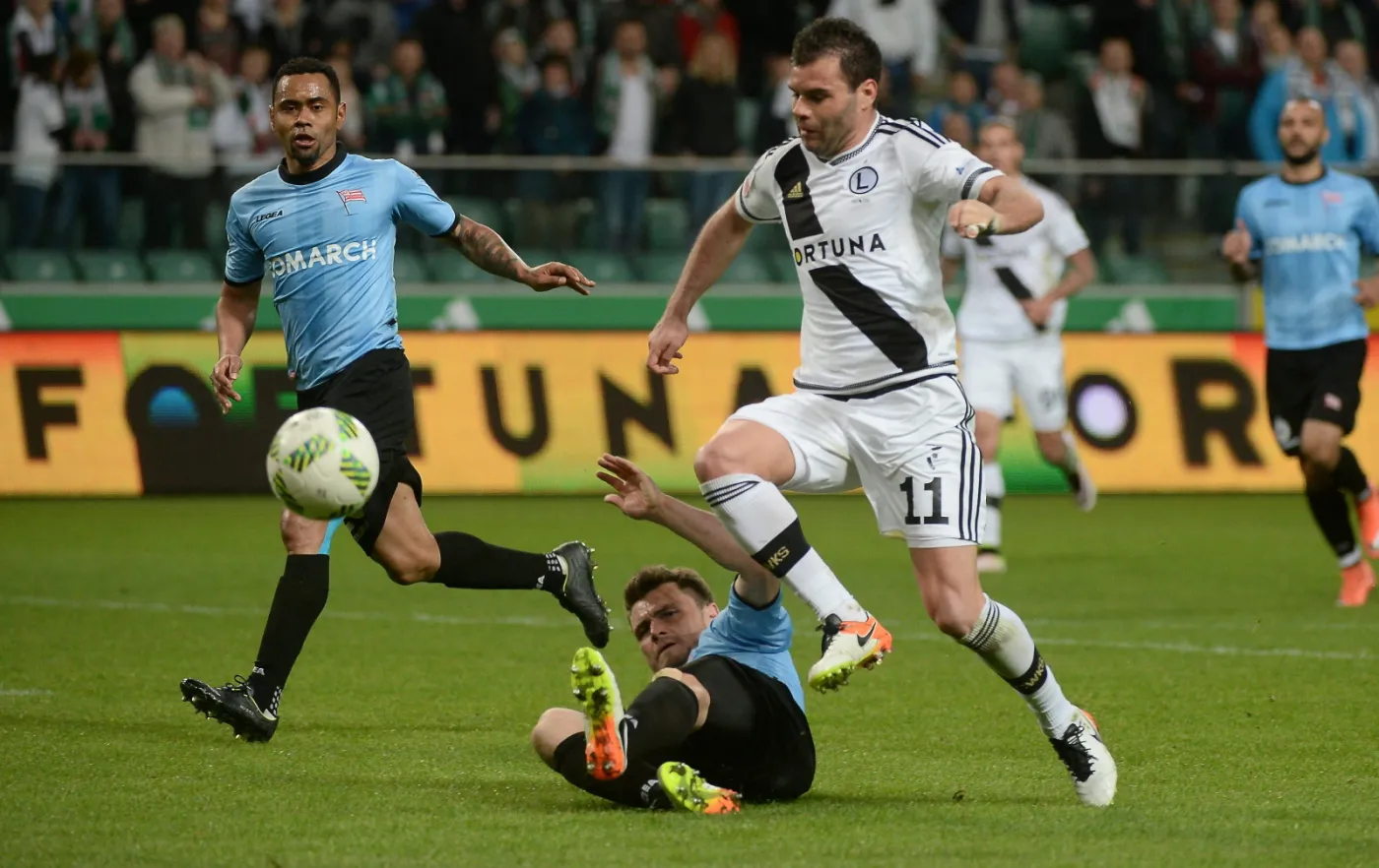 Zawodnik Legii Warszawa Nemanja Nikolic (P) oraz Hubert Wołąkiewicz (C) i Luiz Santos (L) z Cracovii, podczas meczu Ekstraklasy 