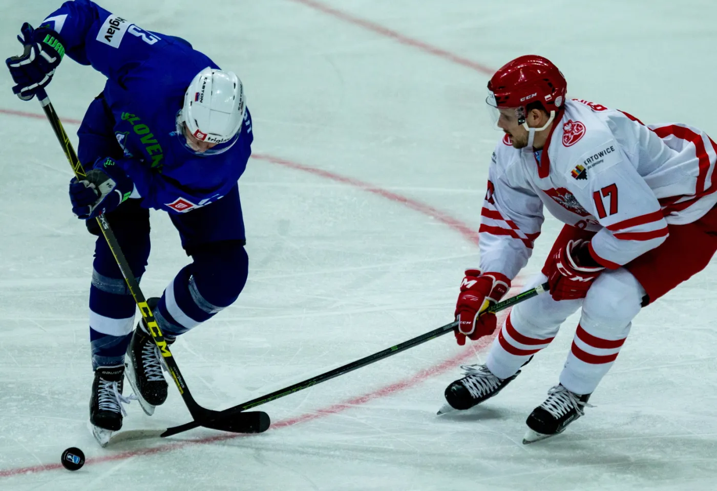 Mateusz Bryk (P) i Słoweniec Miha Verlic (L) podczas meczu Mistrzostw Świata Dywizji 1A w hokeju na lodzie, rozgrywanych w katowckim Spodku