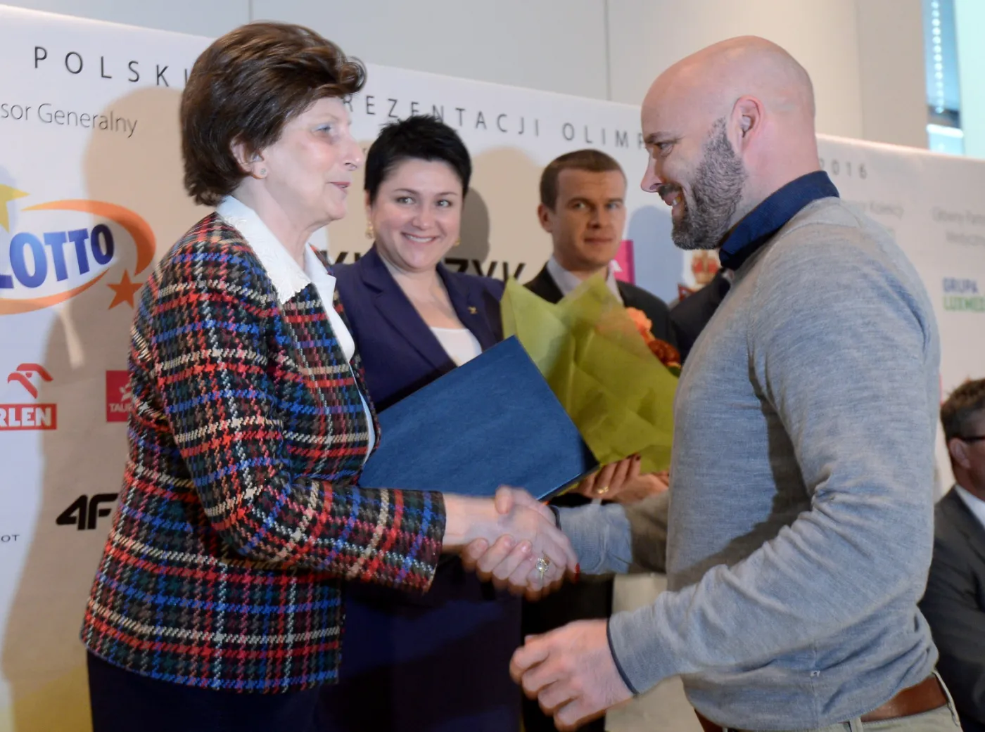Od lewej: przewodnicząca Komisji Sportu Kobiet PKOl Irena Szewińska, prezes Komitetu Olimpijskiego Litwy Daina Gudzinieviciute, minister sportu i turystyki Witold Bańka oraz laureat wyróżnienia, trener reprezentacji Polski piłkarek ręcznych Kim Rasmussen
