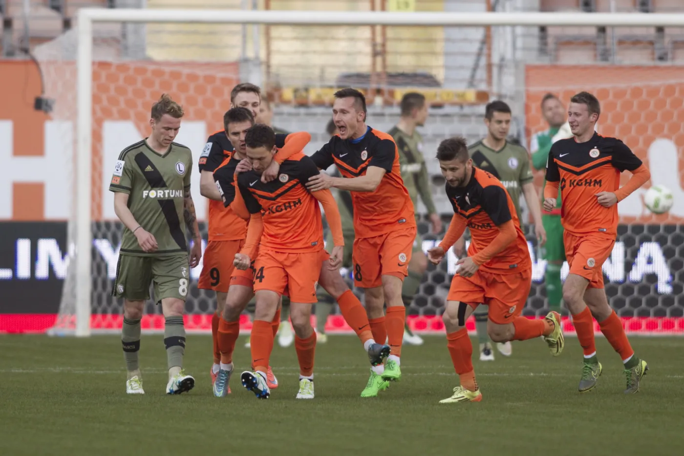 Radość zawodników KGHM Zagłębia Lubin po golu Jakuba Tosika (C) strzelonym Legii Warszawa, podczas meczu grupy mistrzowskiej piłkarskiej Ekstraklasy