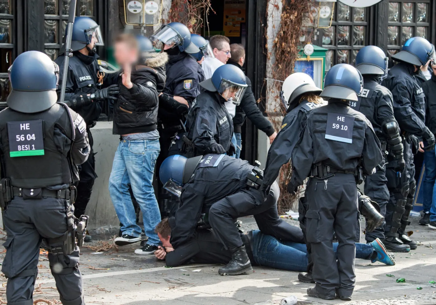 8990468-kibice-sv-darmstadt-i-eintrachtu.jpg