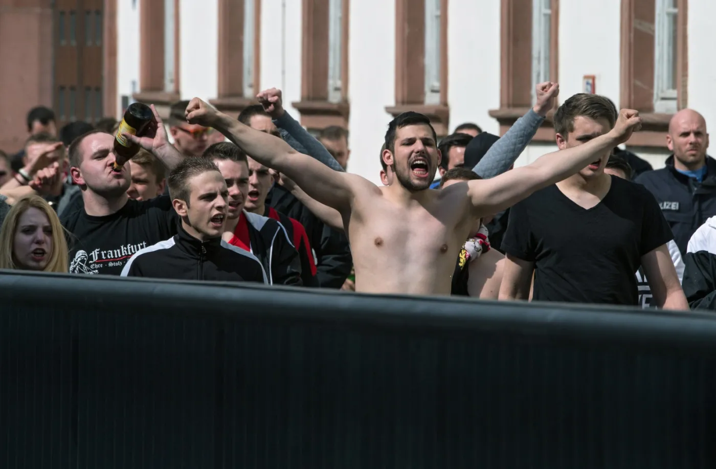8990500-kibice-sv-darmstadt-i-eintrachtu.jpg