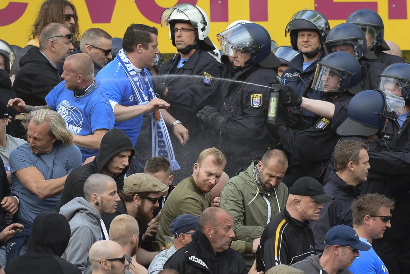 8990532-kibice-sv-darmstadt-i-eintrachtu.jpg