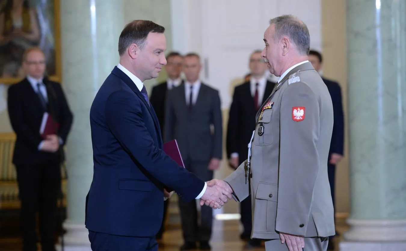Prezydent wręcza akt mianowania na szefa Sztabu Generalnego Wojska Polskiego gen. Mieczysławowi Gocułowi