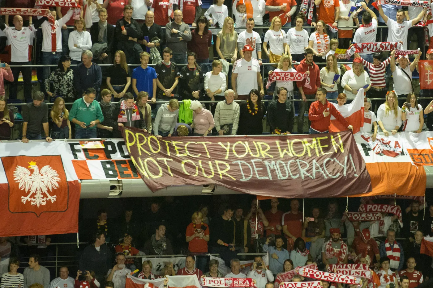 "Chrońcie swoje kobiety nie naszą demokrację" Tak polscy kibice odpowiedzieli Niemcom w Berlinie. ZDJĘCIA