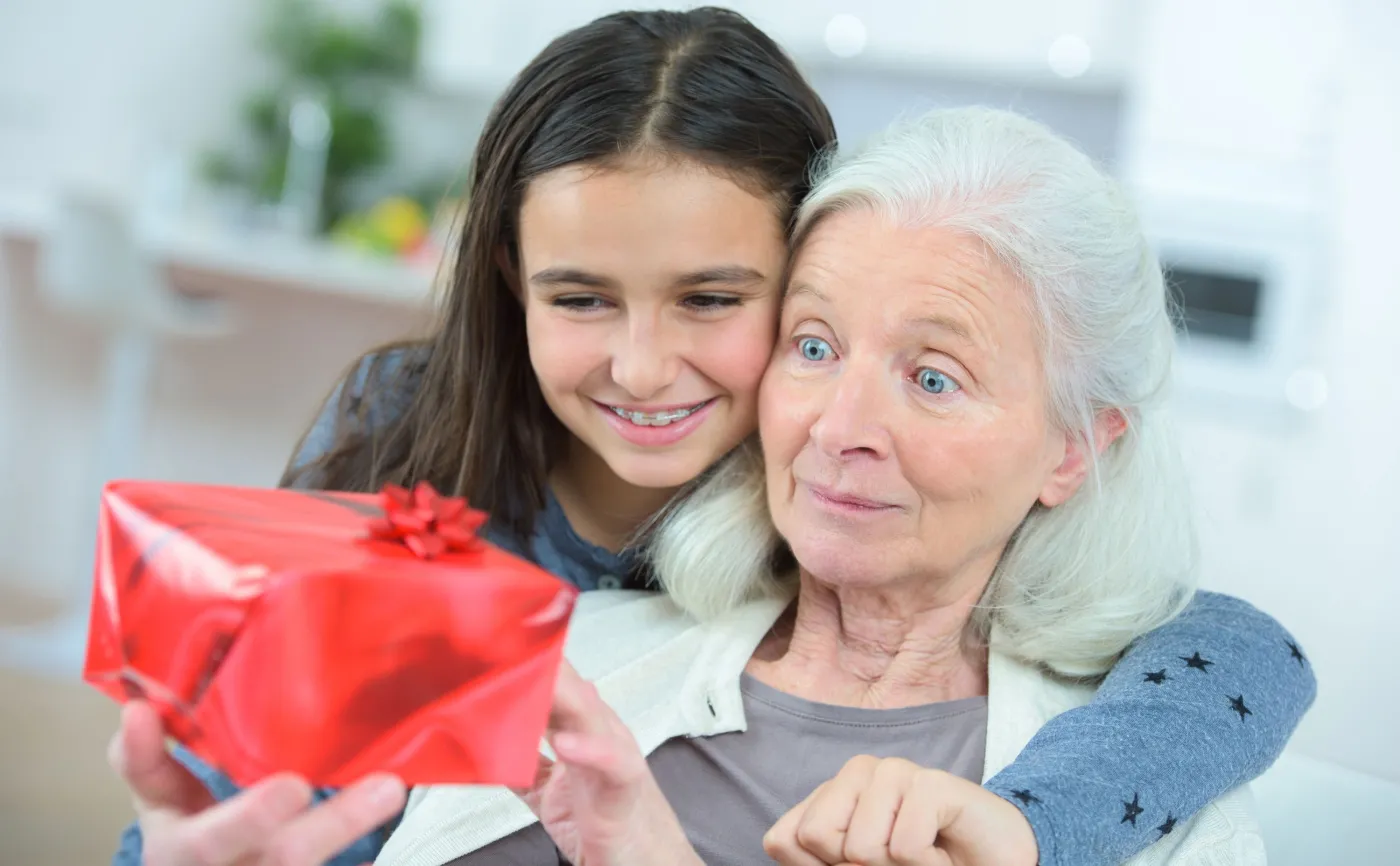 Dziewczynka daje babci prezent