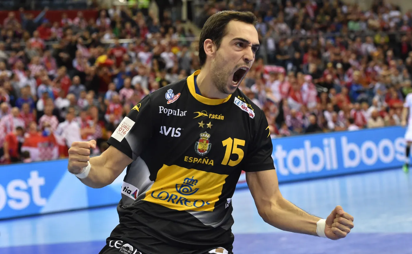 Hiszpan Cristian Ugalde podczas meczu Chorwacja-Hiszpania w półfinale Mistrzostw Europy piłkarzy ręcznych