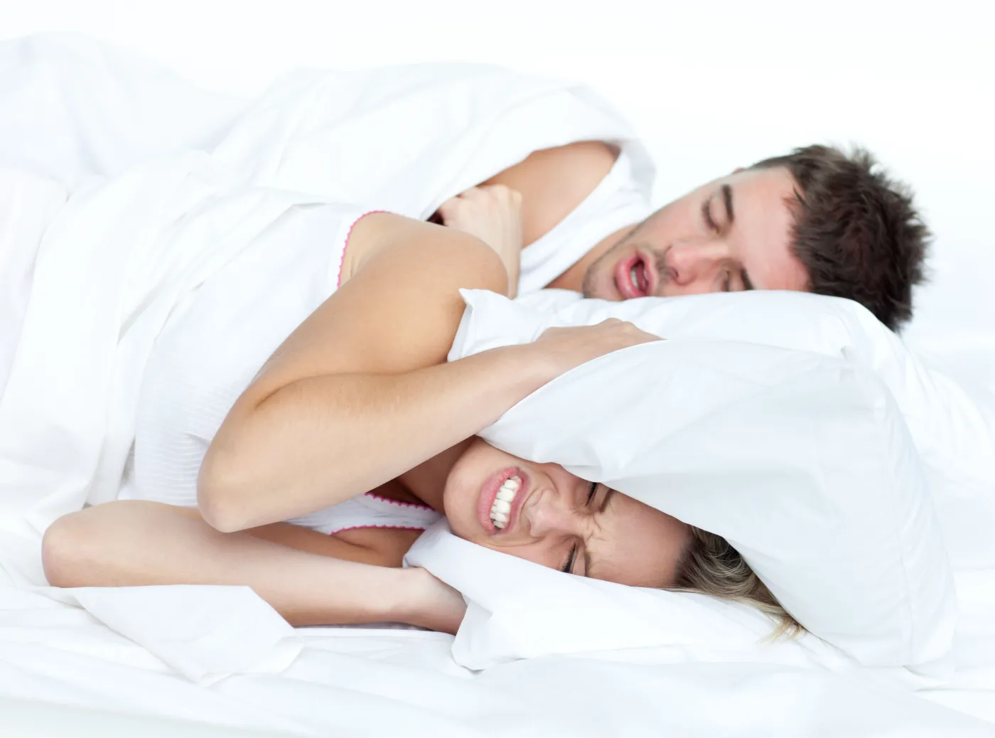 sen chrapanie łóżko małżeństwo para