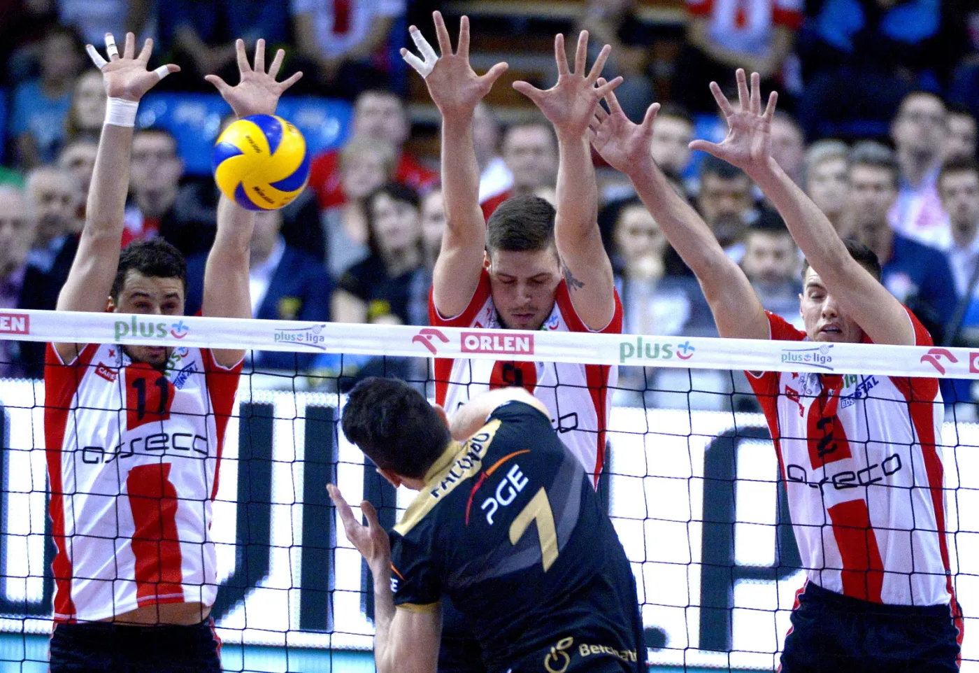 Siatkarze Asseco Resovii Rzeszów (od lewej): Fabian Drzyzga, Dmytro Paszycki i Thomas Jaeschke, blokują po ataku Facundo Conte (#7) z PGE Skry Bełchatów
