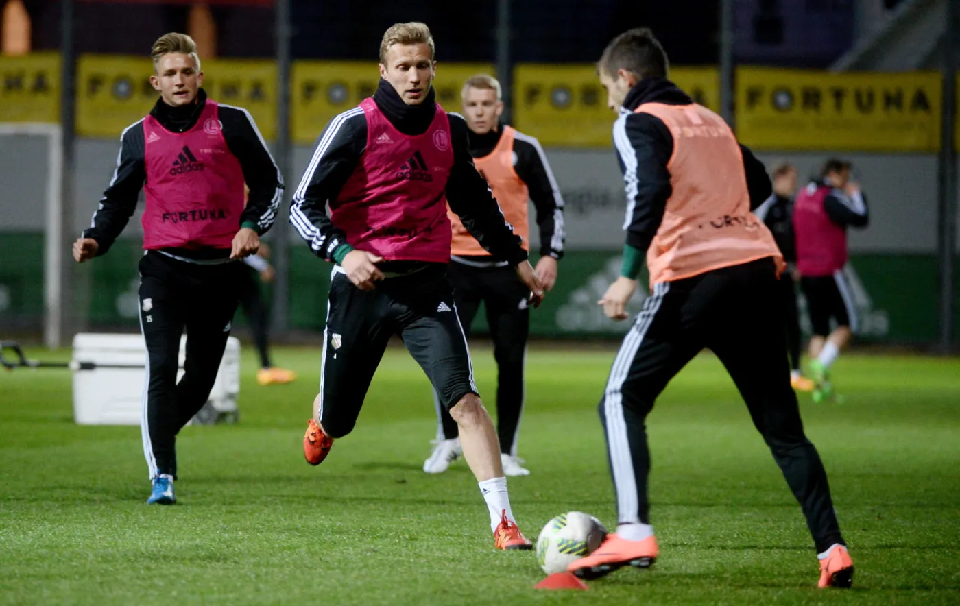 Igor Lewczuk (C), Jakub Rzeźniczak (L) i Łukasz Broź (P) podczas treningu piłkarzy stołecznej Legii przed pierwszym meczem rundy wiosennej T-Mobile Ekstraklasy
