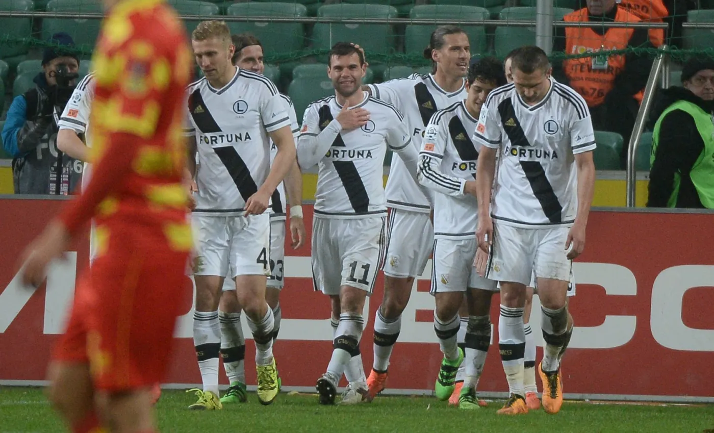 Zawodnicy Legii Warszawa cieszą się z kolejnej bramki strzelonej przez Nemanja Nikolića (C) Jagiellonii Białystok