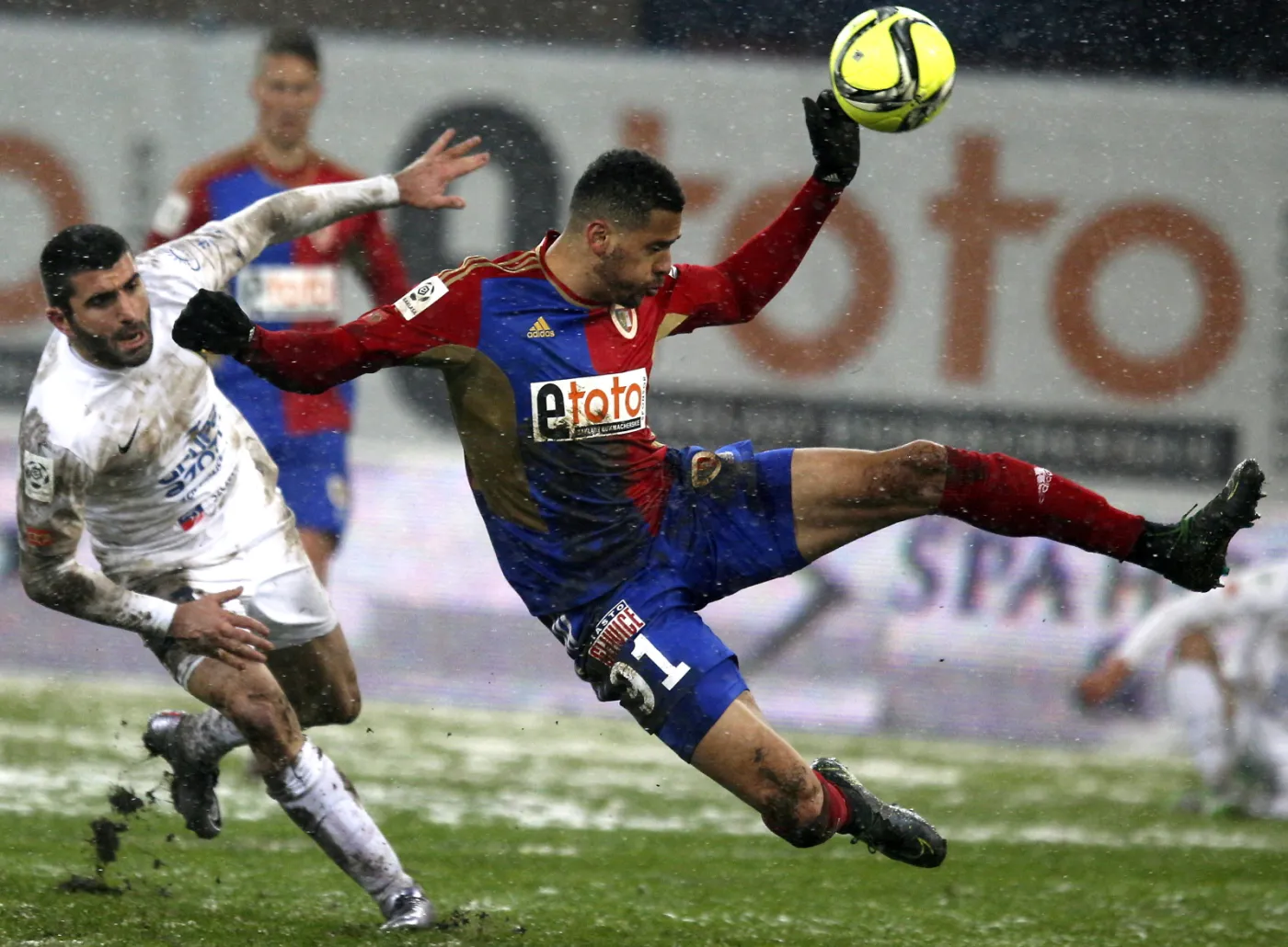 Zawodnik Piasta Gliwice Hebert Silva Santos (P) walczy o piłkę z Wladimerem Dwaliszwilim (L) z Pogonii Szczecin podczas meczu polskiej Ekstraklasy