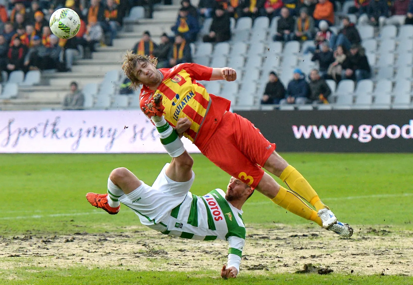 Zawodnik Korony Kielce Dmitrij Wierchowcow (wyżej) walczy o piłkę z Grzegorzem Kuświkiem z Lechii Gdańsk podczas meczu polskiej Ekstraklasy