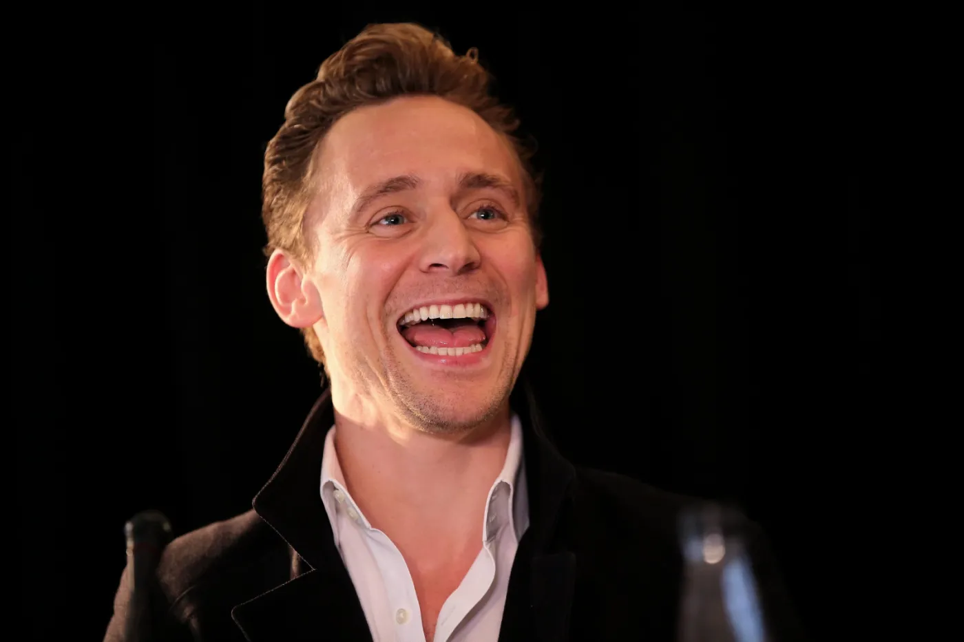 8762664-tom-hiddleston-promowal-w-hanoi.jpg