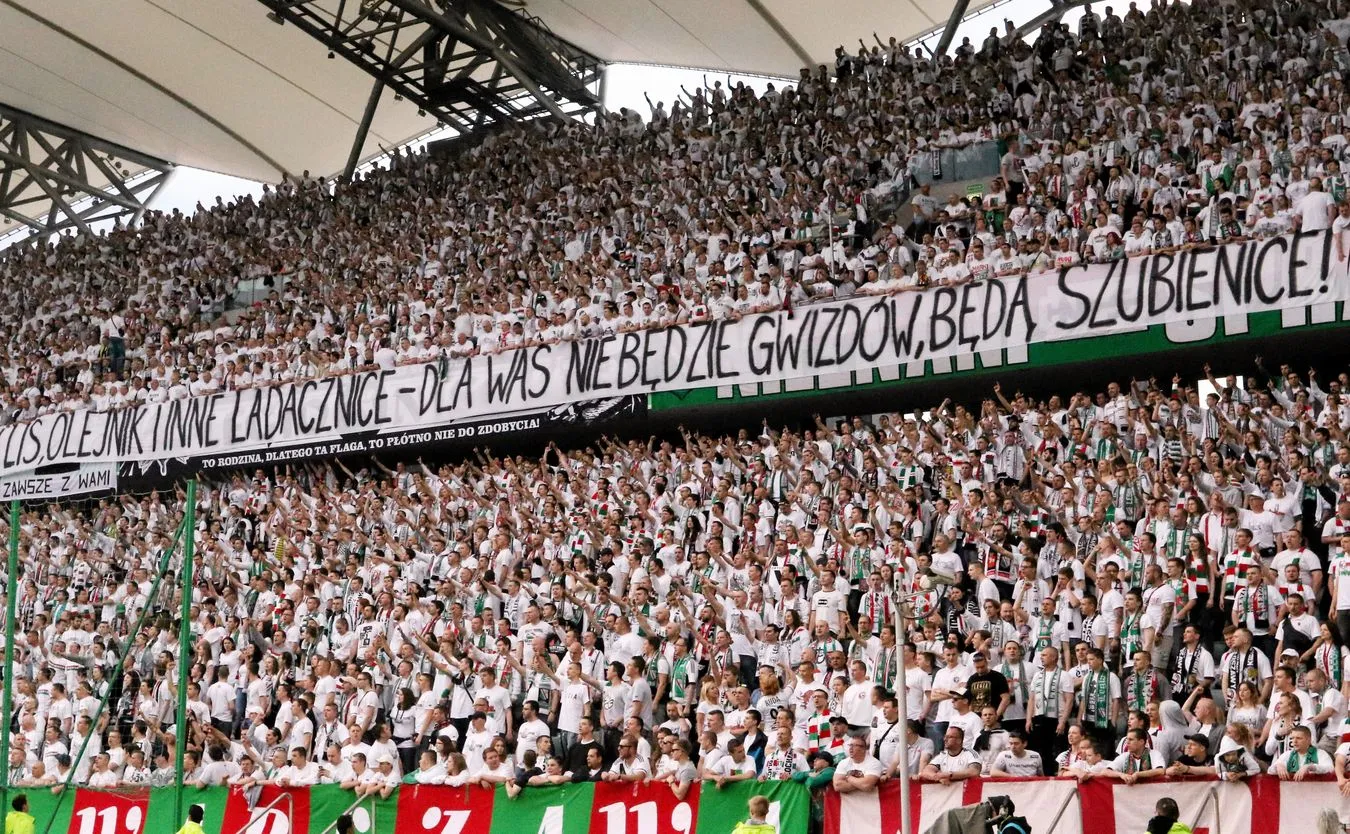 Nie będzie śledztwa w sprawie transparentu na stadionie Legii o szubienicach dla Lisa i Olejnik. "To polemika..."