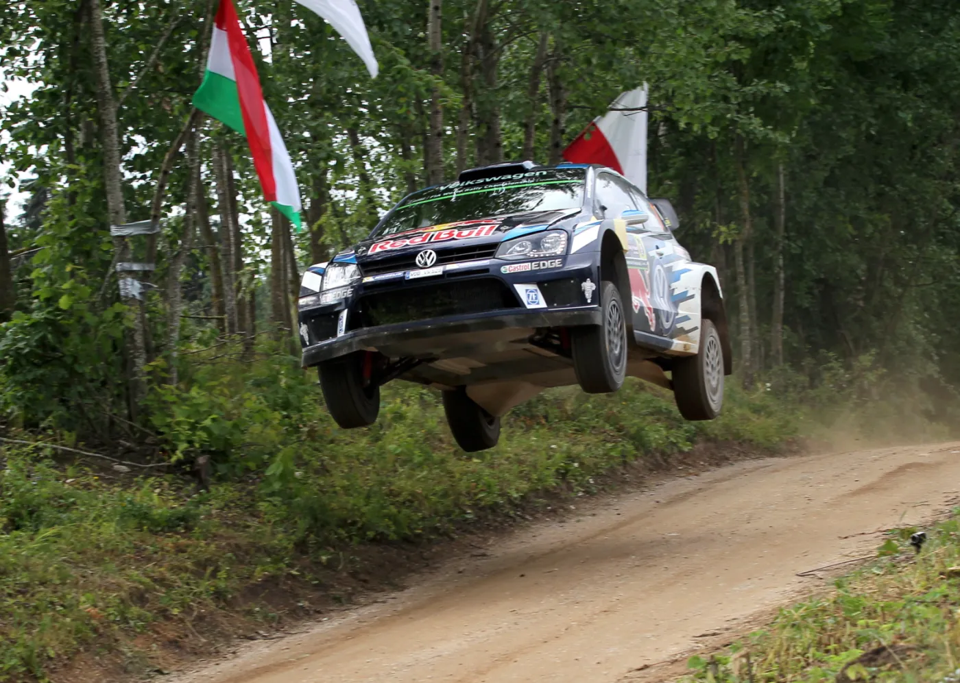 Francuz Sebastien Ogier i Julien Ingrassia (Volkswagen Polo R WRC) na trasie odcinka specjalnego 73. samochodowego Rajdu Polsk