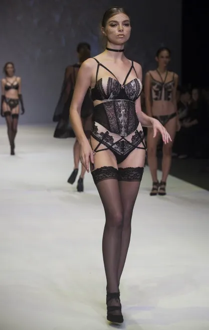 9258421-pokaz-bielizny-na-tygodniu-mody.jpg