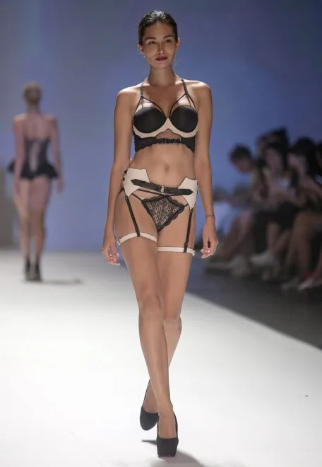 9258189-pokaz-bielizny-na-tygodniu-mody.jpg