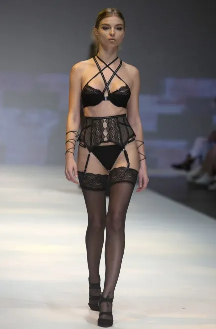 9258215-pokaz-bielizny-na-tygodniu-mody.jpg