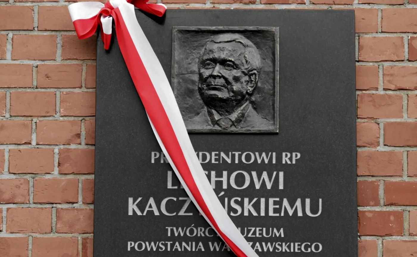 Tablica poświęcona prezydentowi Lechowi Kaczyńskiemu na gmachu Muzeum Powstania Warszawskiego